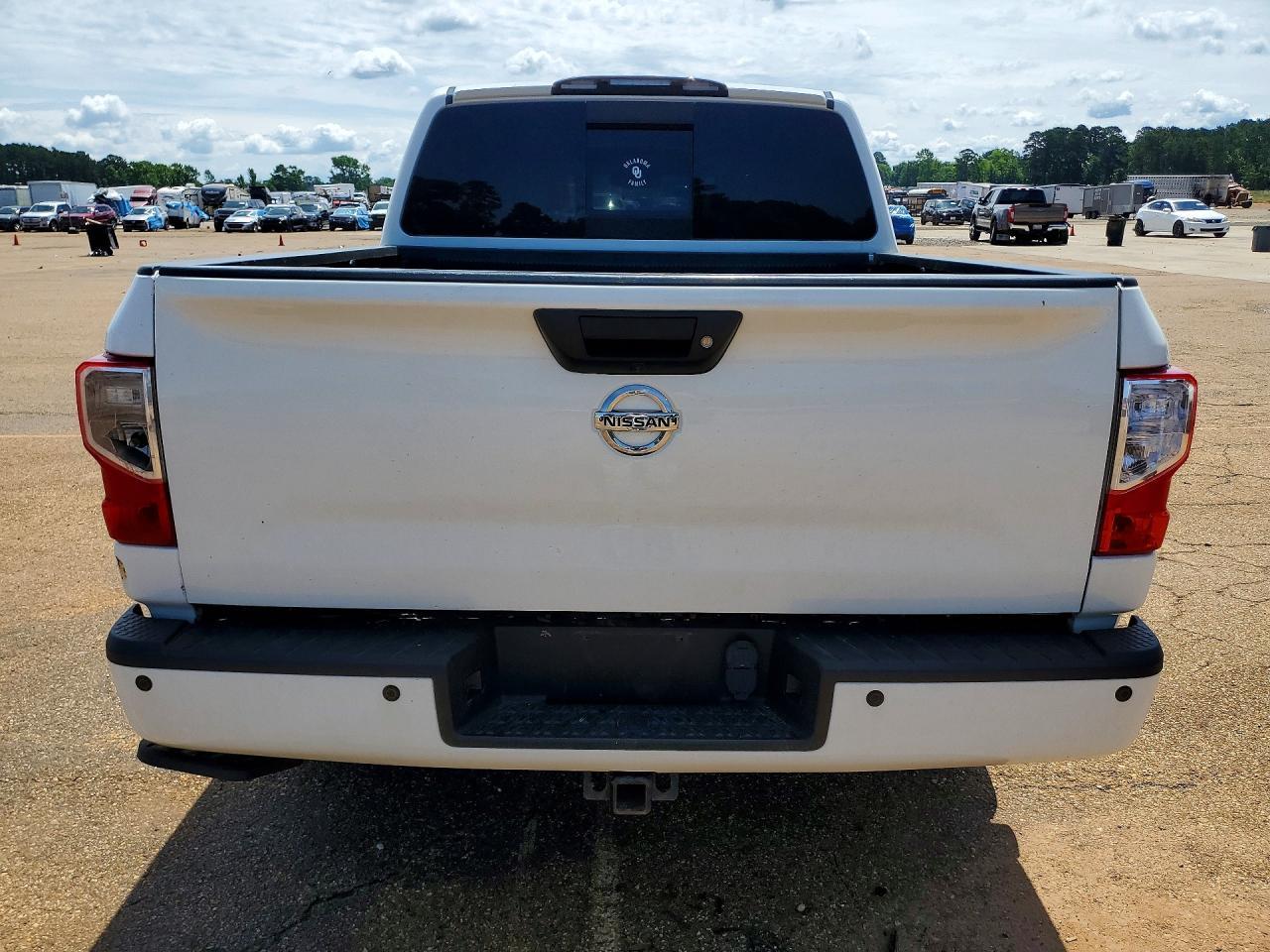 2018 Nissan Titan - Фото 6