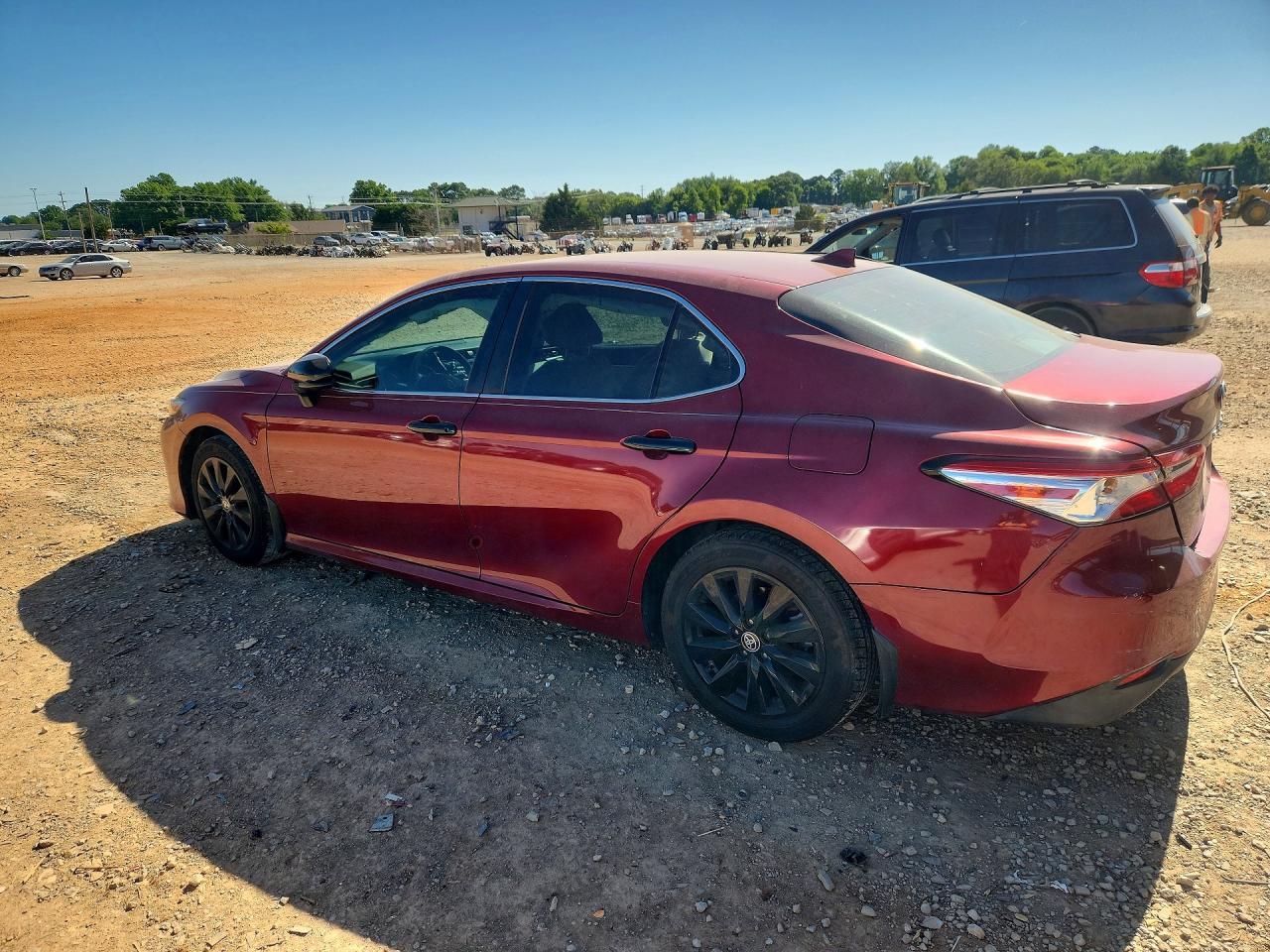2020 Toyota Camry Le - Фото 2