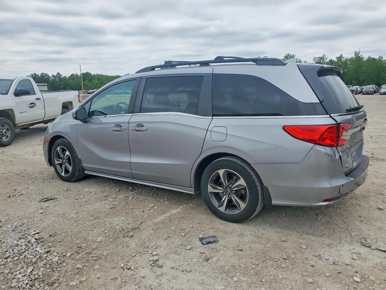 2018 Honda Odyssey Touring - Image 2