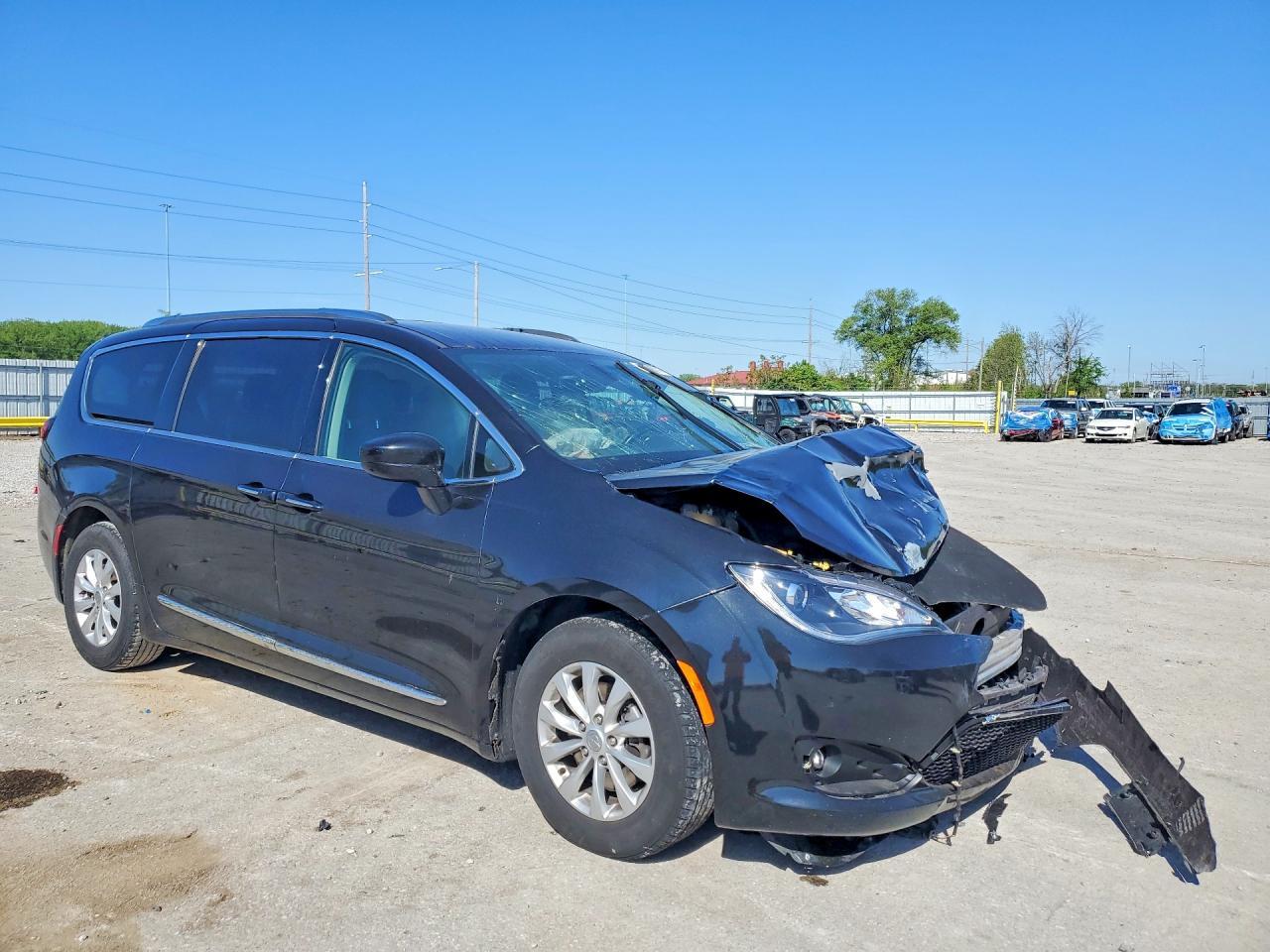 2018 Chrysler Pacifica Touring L - Image 4