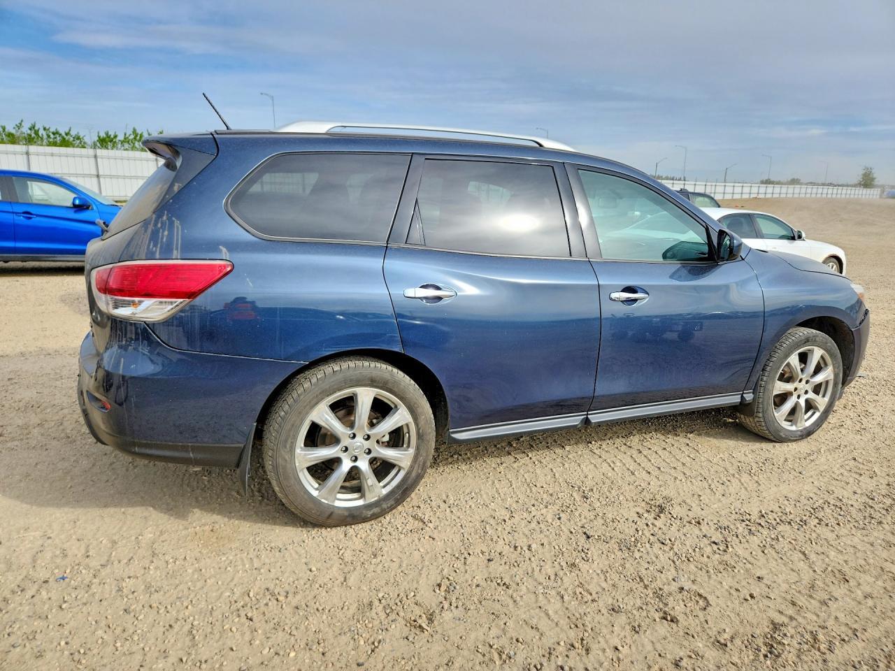 2015 Nissan Pathfinder S - Image 3