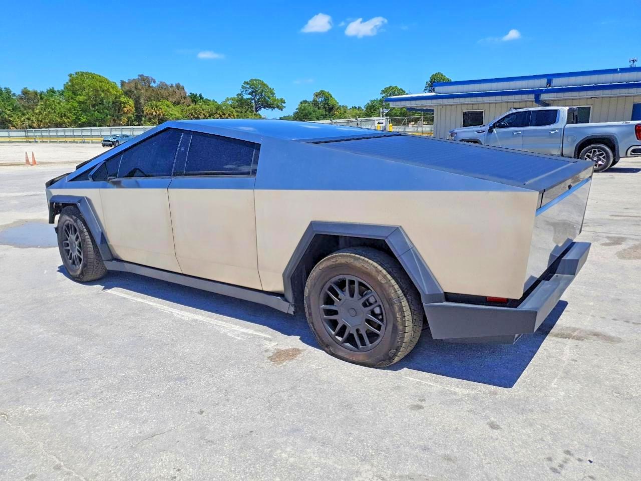 2025 Tesla Cybertruck - Фото 2