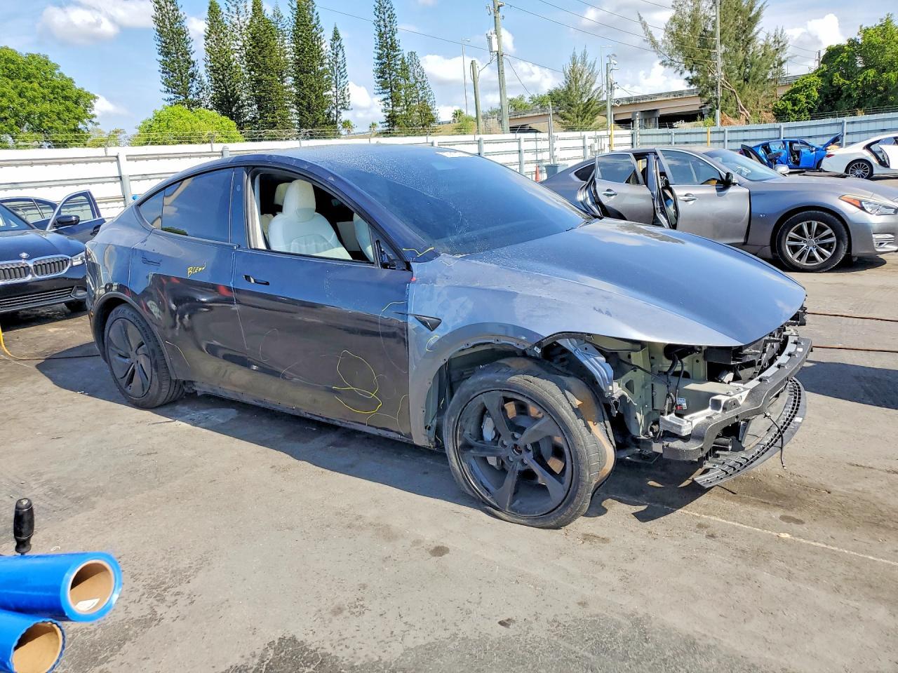 2026 Tesla Model Y - Фото 4