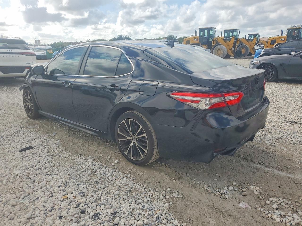 2019 Toyota Camry Se - Фото 2