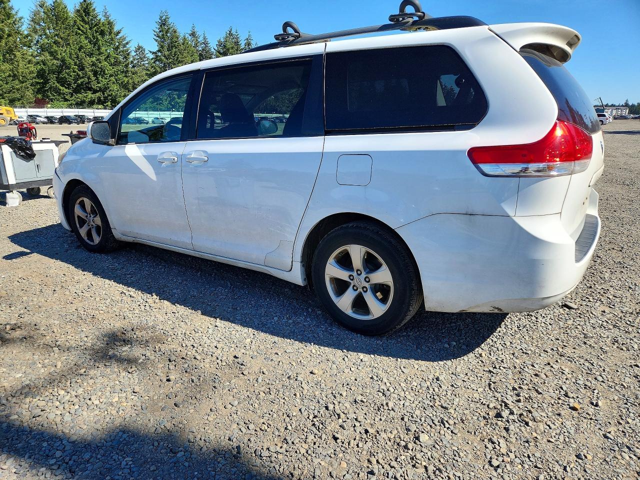 2014 Toyota Sienna Le - Image 2