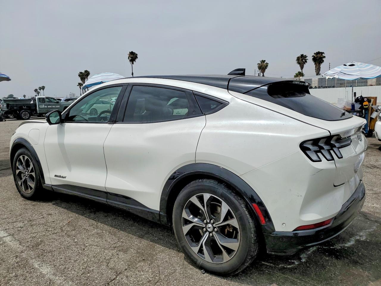 2021 Ford Mustang Mach-E Premium - Фото 2
