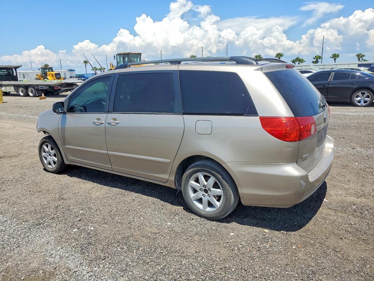 2007 Toyota Sienna Le 8-Passenger - Фото 2