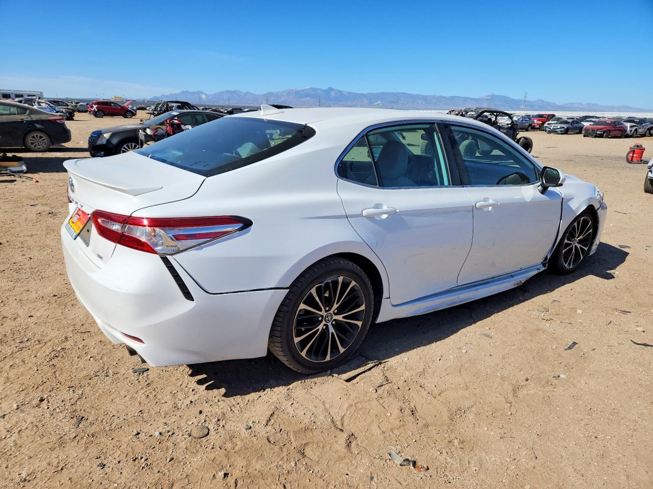 2020 Toyota Camry Se - Фото 3