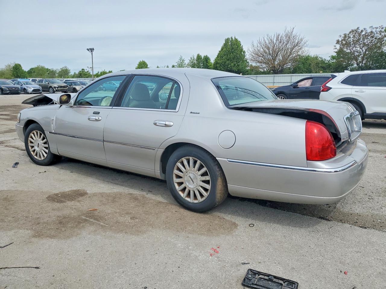 2003 Lincoln Town Car Executive - Фото 2