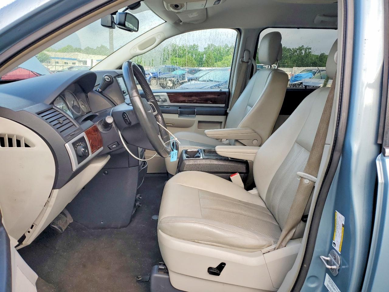 2010 Chrysler Town & Country Touring Plus - Фото 7