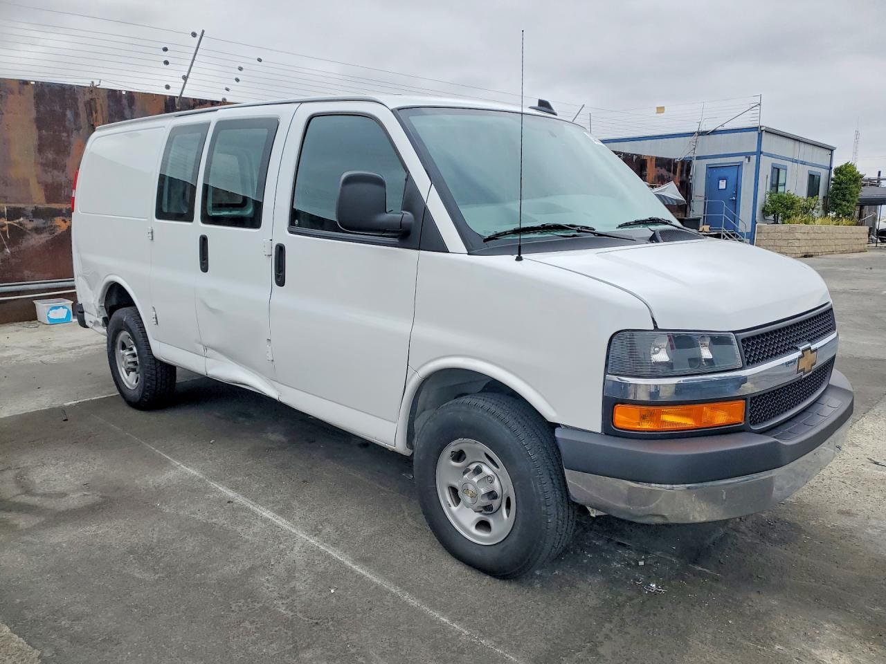 2024 Chevrolet Express G2500 - Cargo Van *** Clean Title * Prior Fleet *** - Фото 4