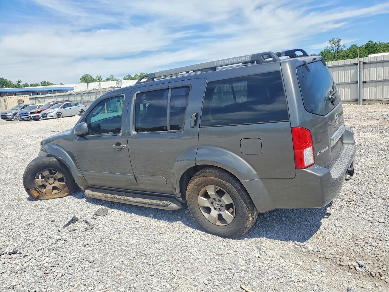 2005 Nissan Pathfinder Xe - Image 2