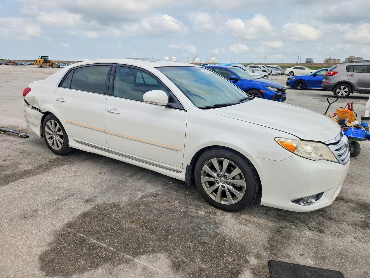 2011 Toyota Avalon Limited - Image 4