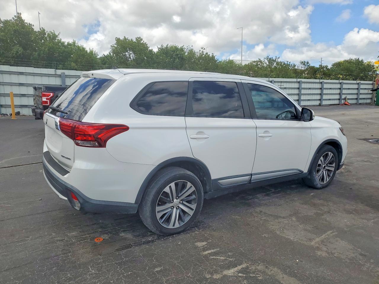 2016 Mitsubishi Outlander Se - Фото 3