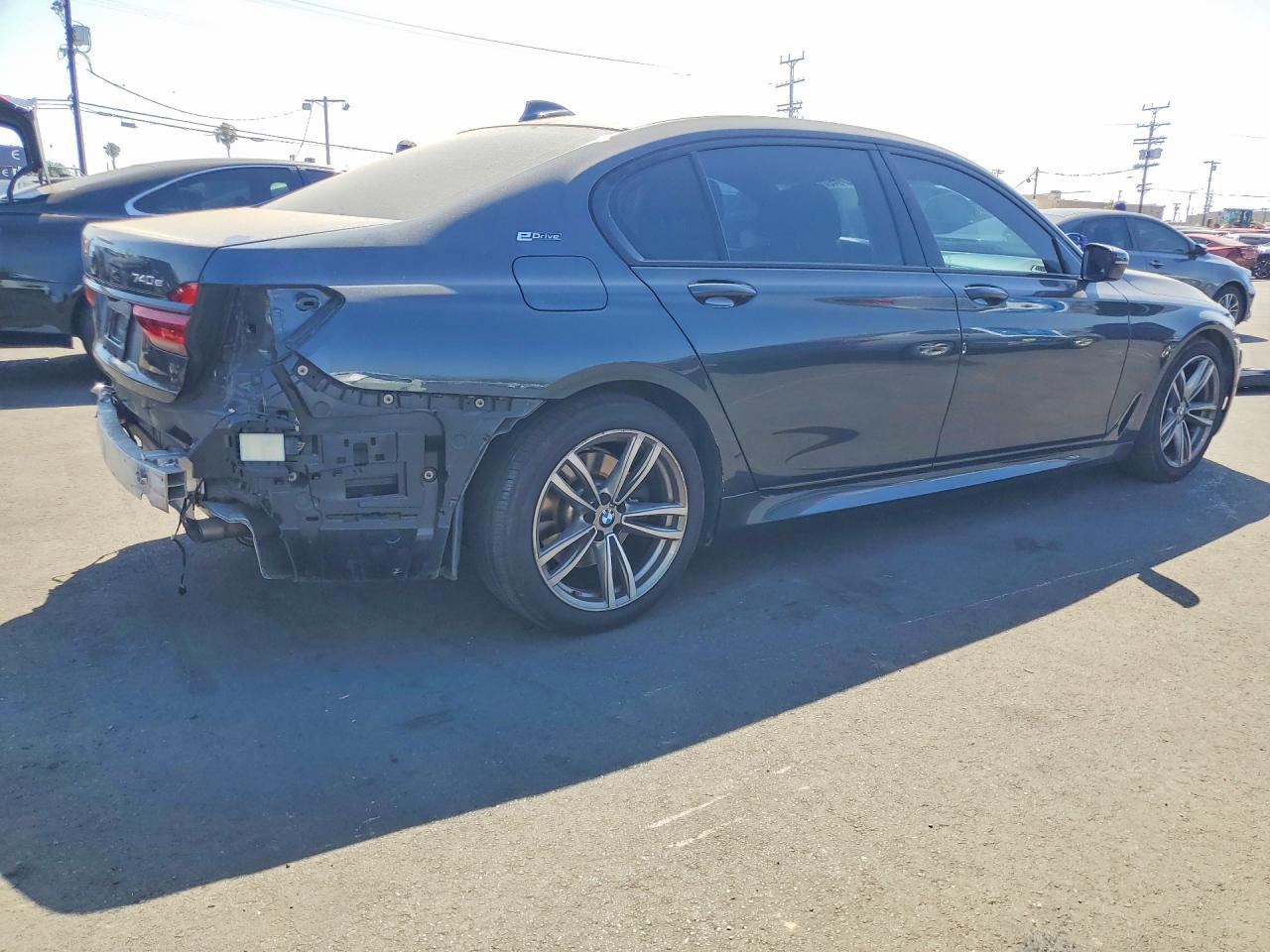 2018 BMW 740 Xe - Image 3