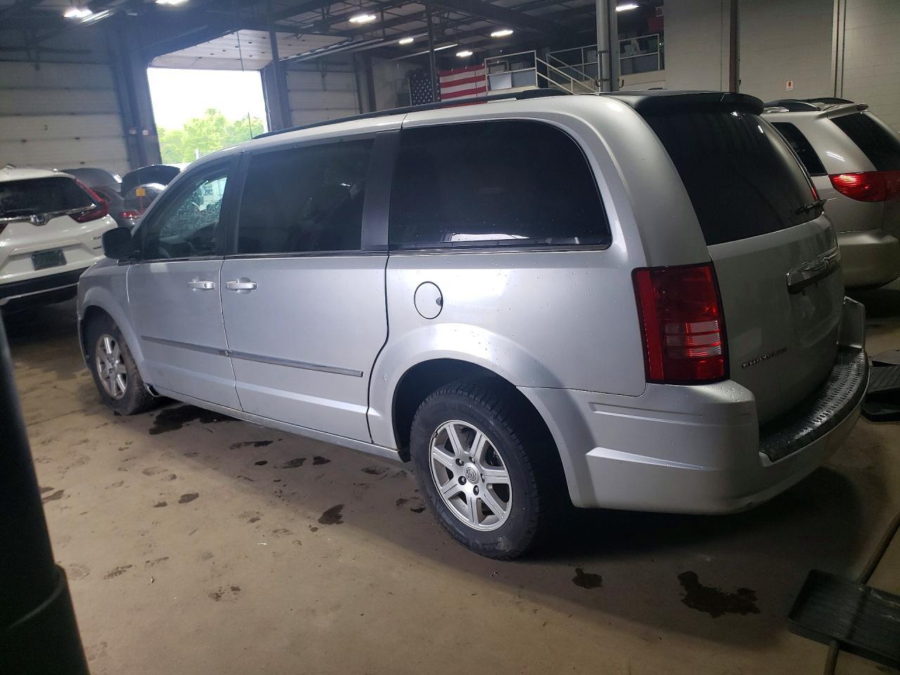 2010 Chrysler Town & Country Touring Plus - Фото 2