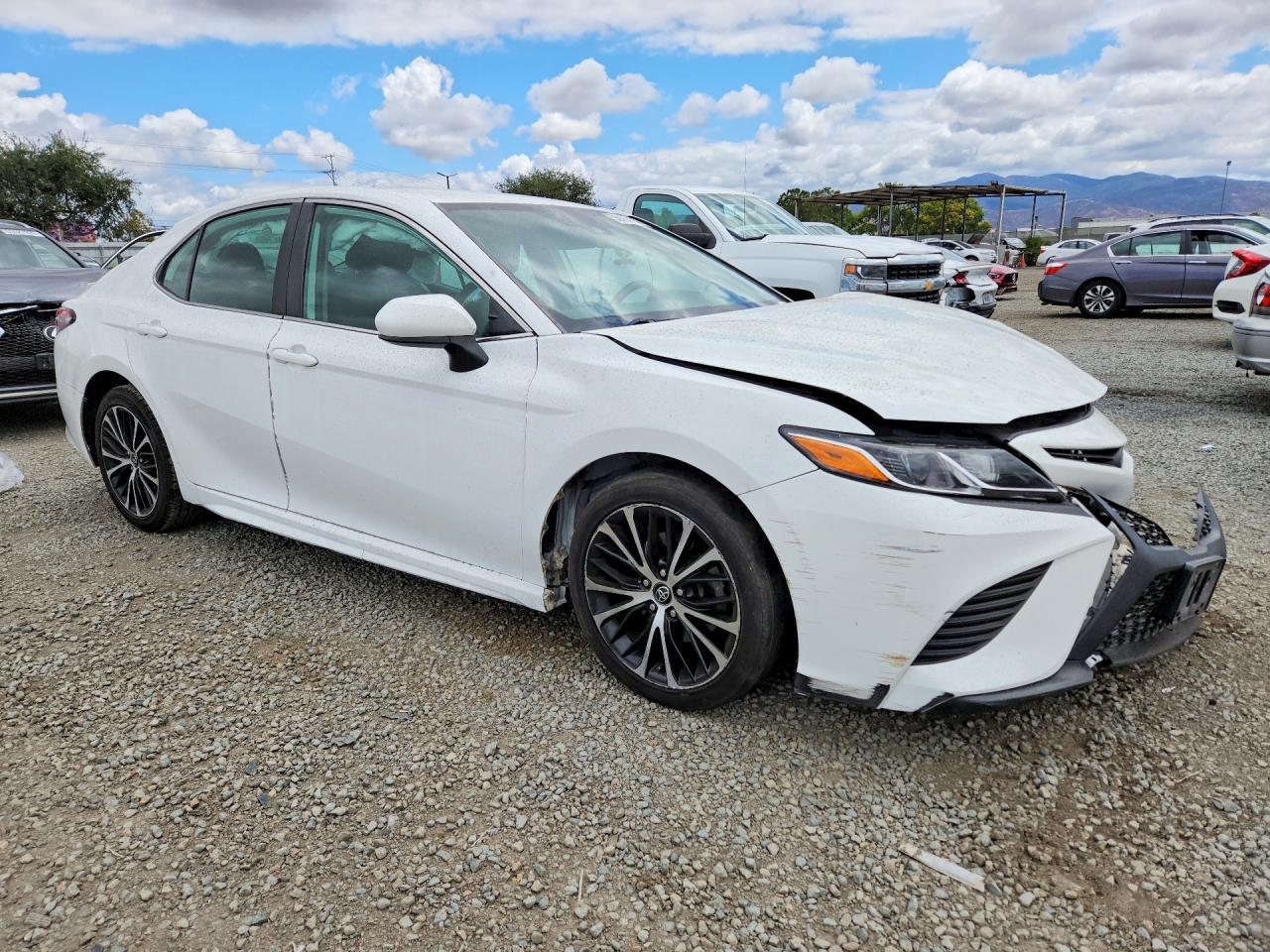 2020 Toyota Camry Se - Фото 4