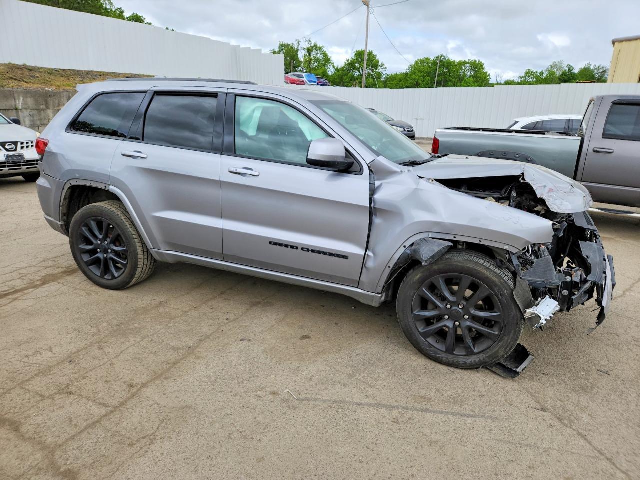 2020 Jeep Grand Cherokee Laredo - Image 4