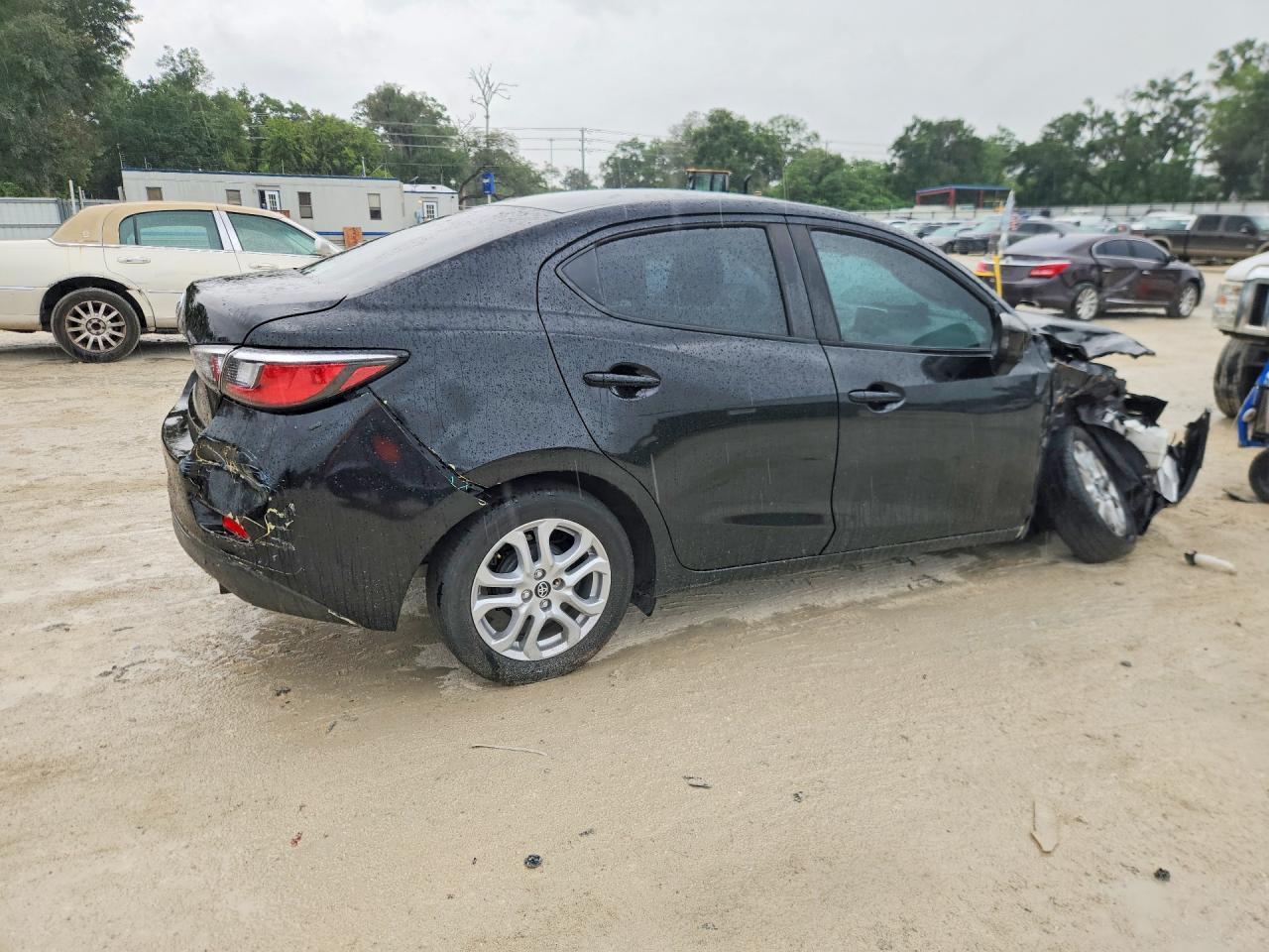 2017 Toyota Yaris Ia Base - Фото 3