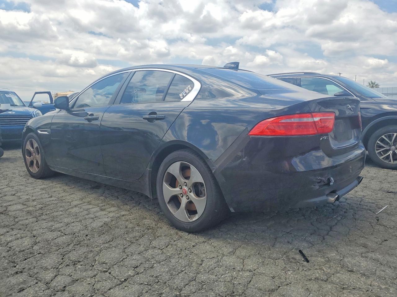 2017 Jaguar Xe - Фото 2