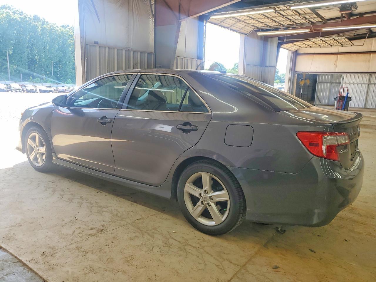 2014 Toyota Camry Se - Image 2