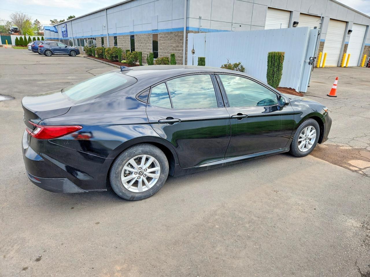 2025 Toyota Camry Le - Фото 3