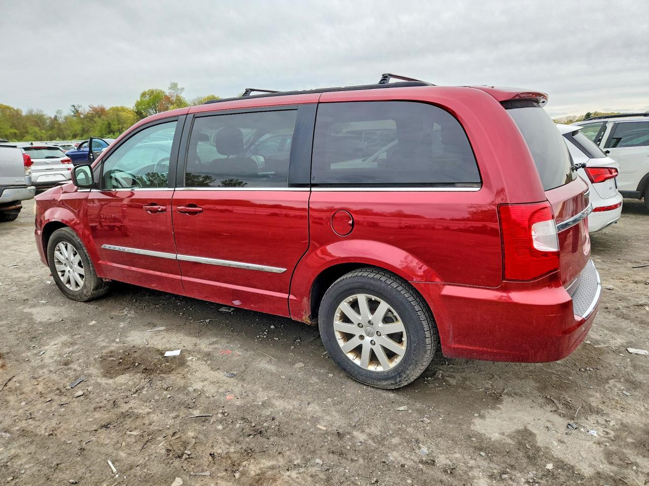 2012 Chrysler Town & Country Touring - Фото 2