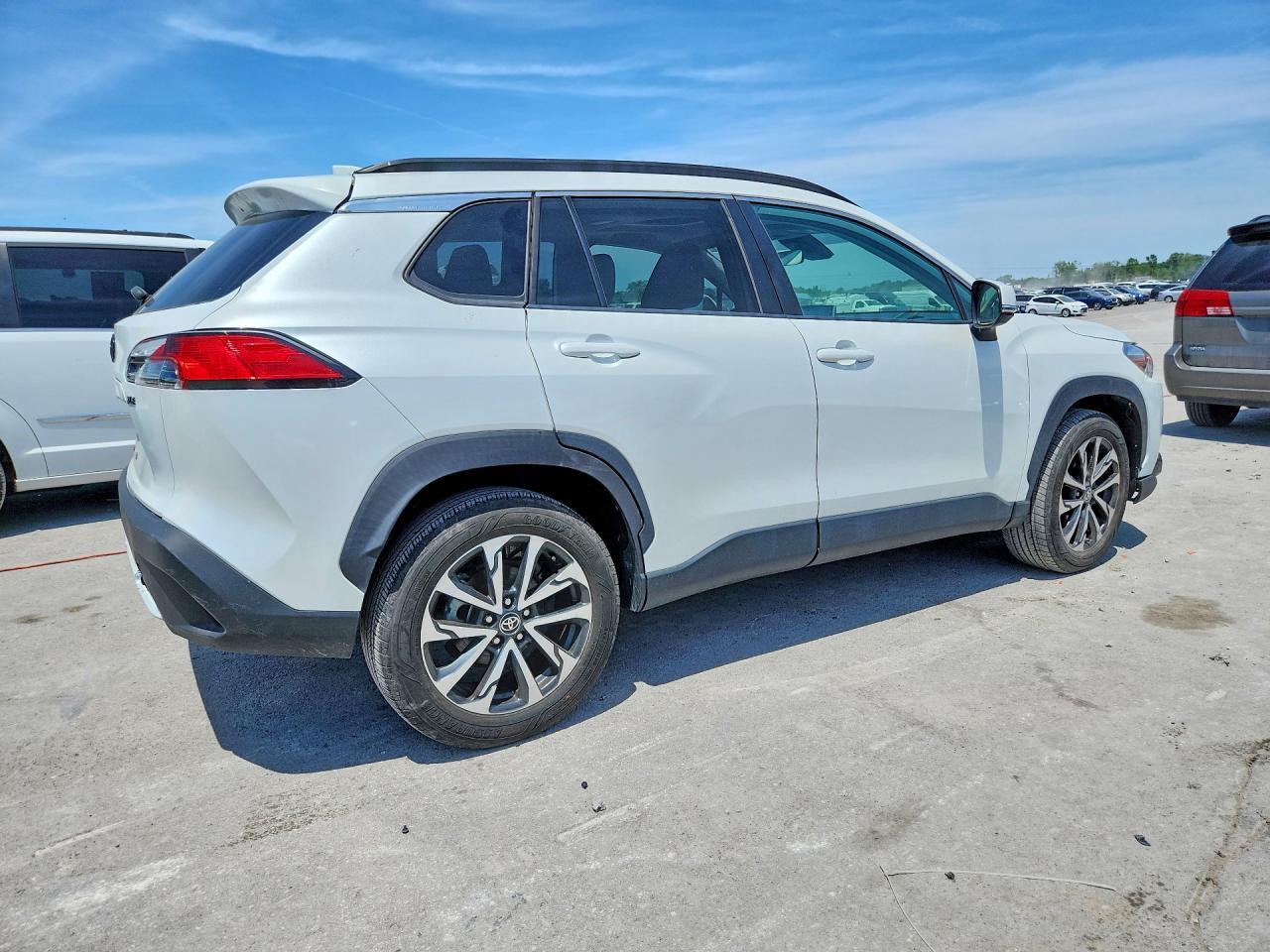 2022 Toyota Corolla Cross Xle - Image 3
