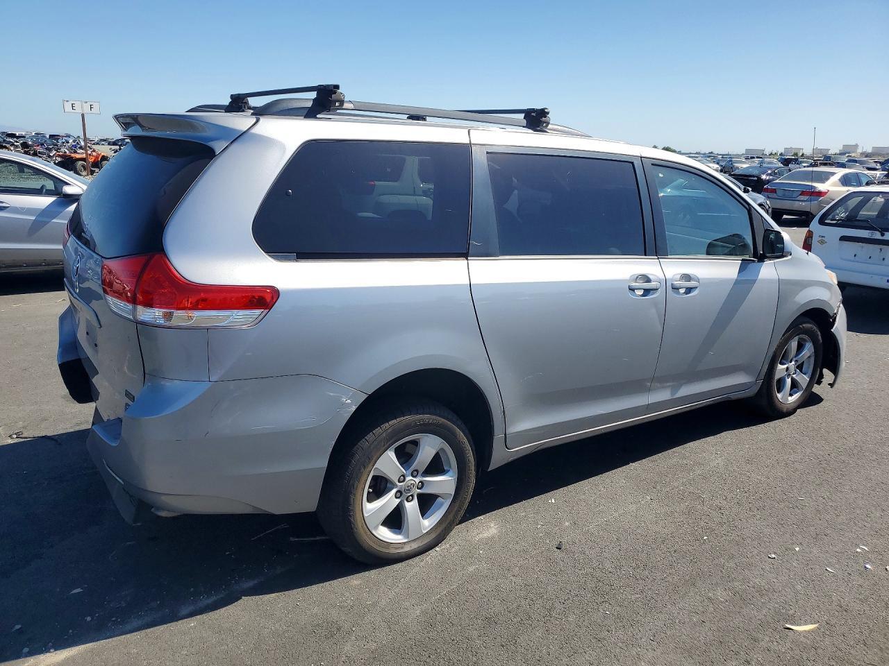 2013 Toyota Sienna Le - Image 3