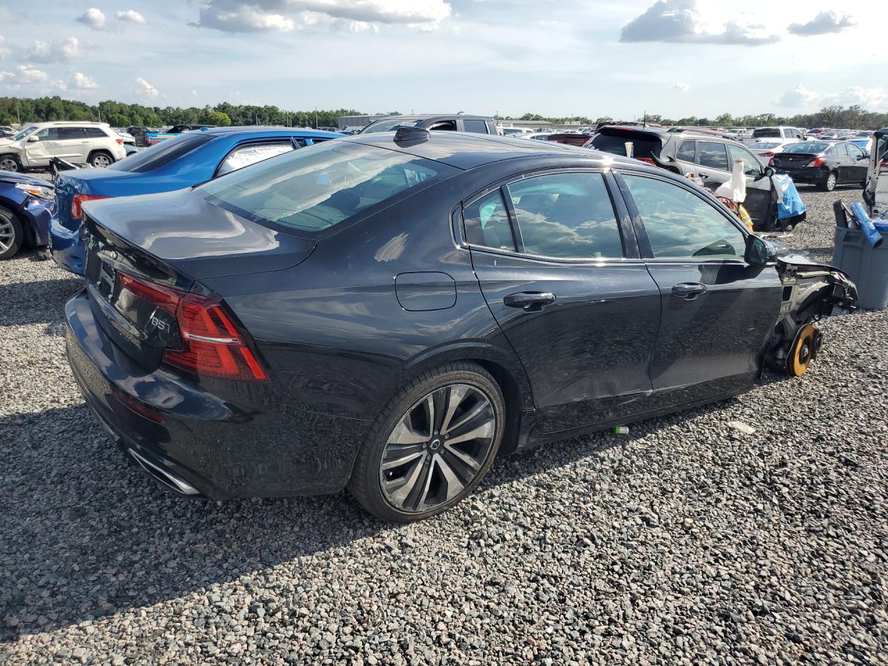 2022 Volvo S60 B5 Momentum - Image 3