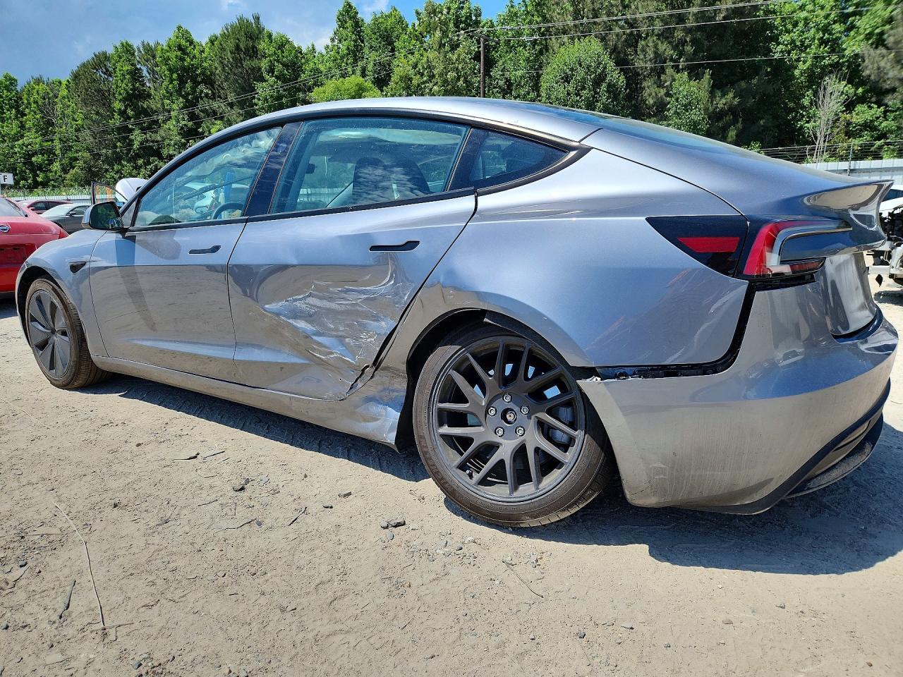 2025 Tesla Model 3 - Фото 2