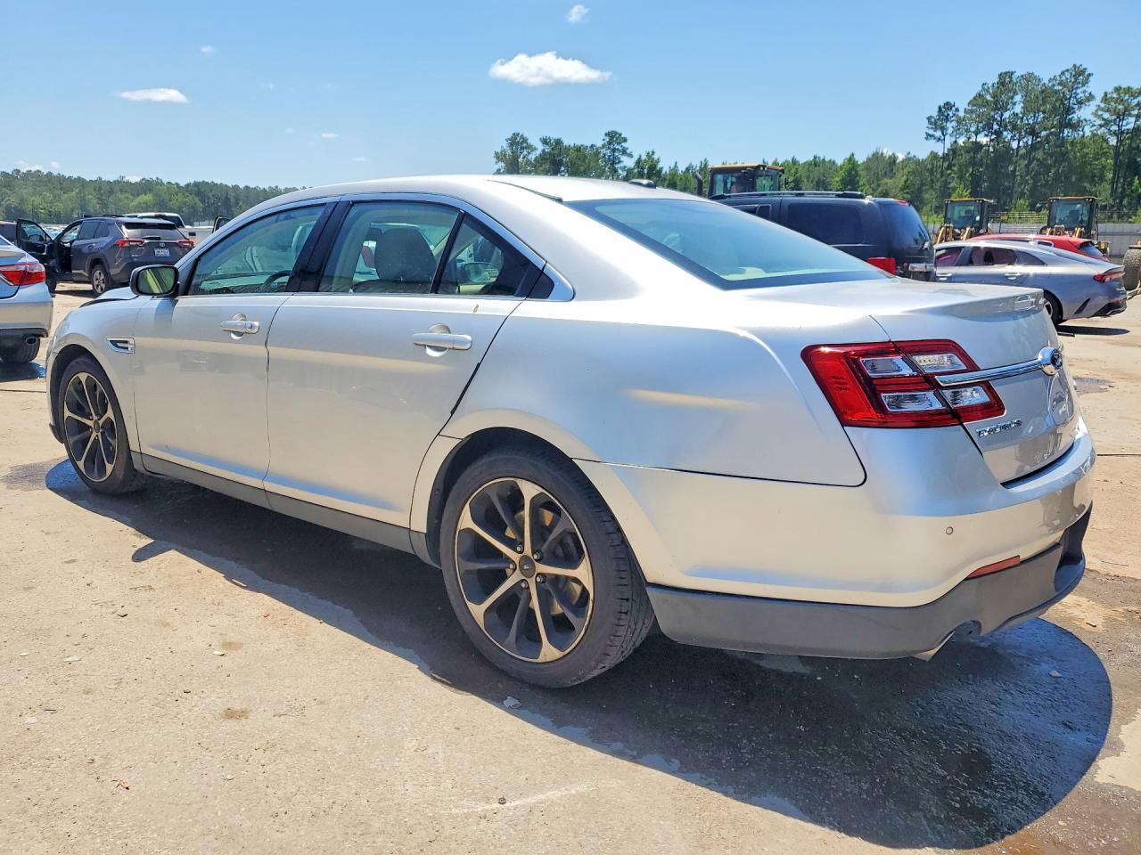 2015 Ford Taurus Limited - Фото 2
