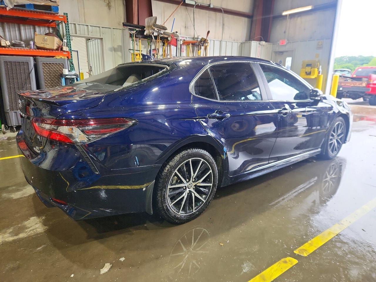 2021 Toyota Camry Se - Фото 3