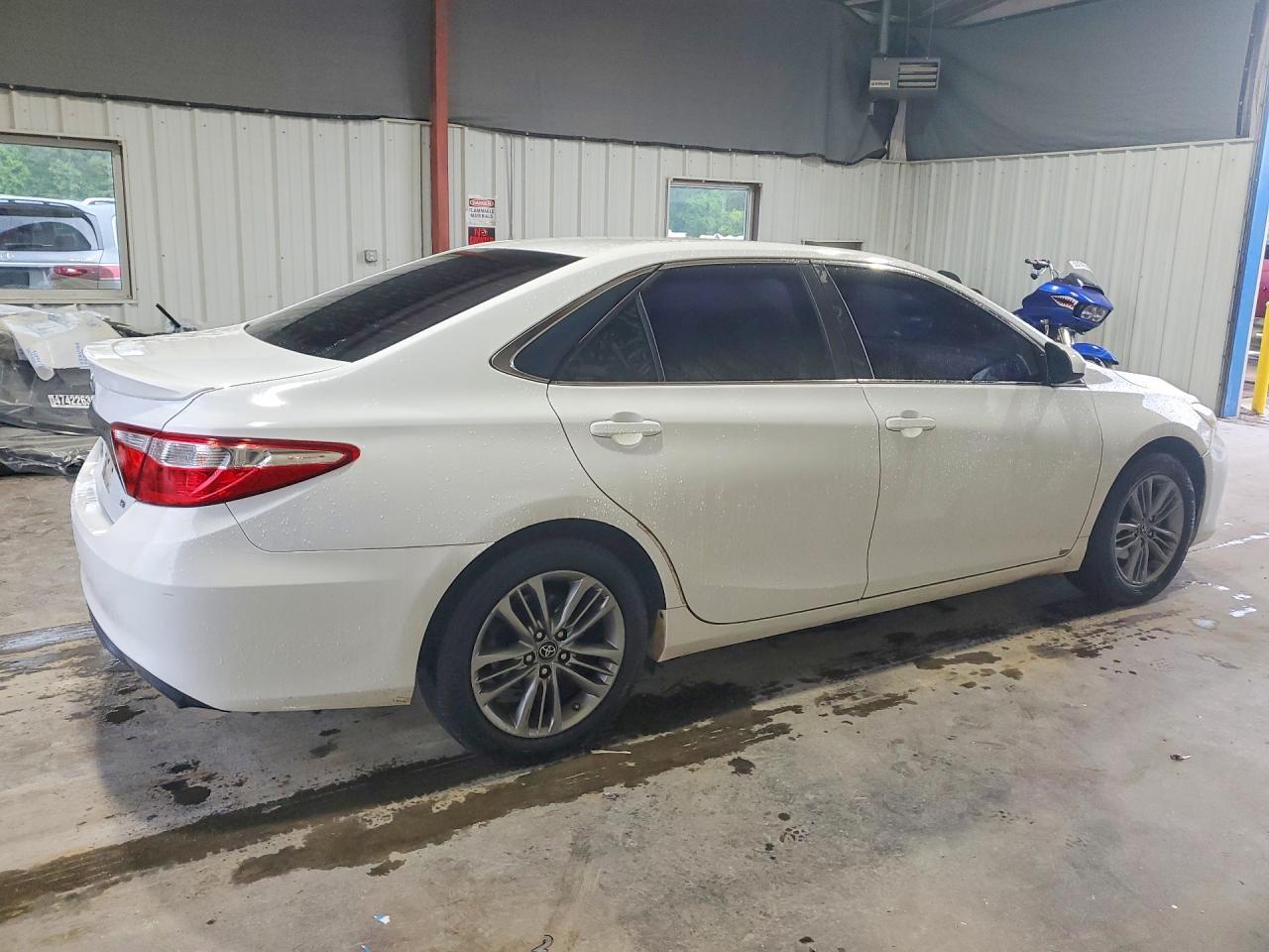 2016 Toyota Camry Se - Фото 3