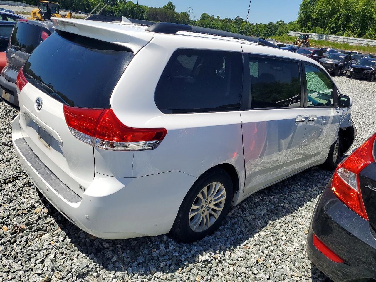 2014 Toyota Sienna Xle 8-Passenger - Image 3