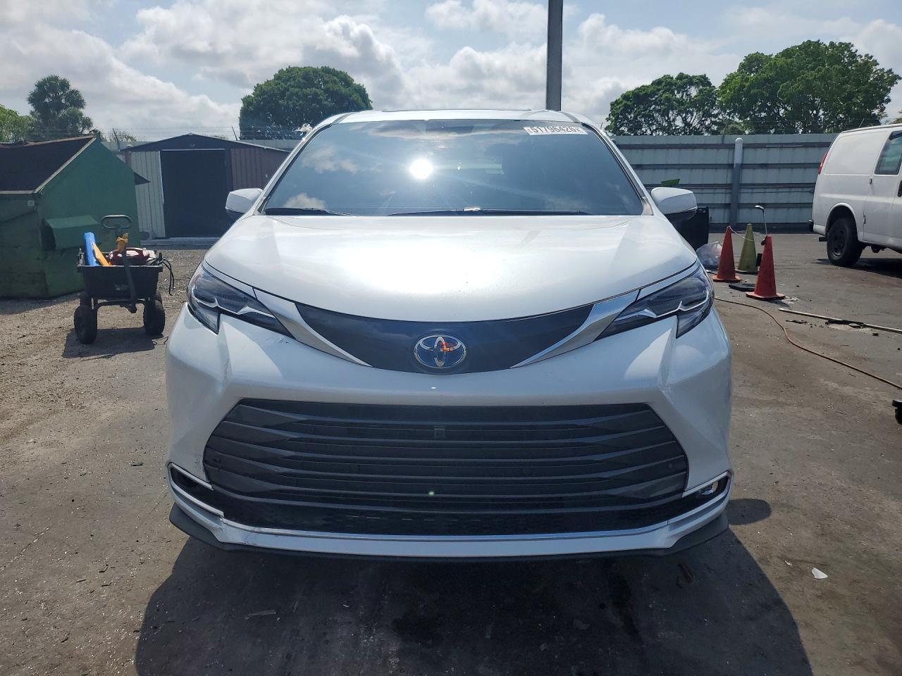 2025 Toyota Sienna Platinum 7-Passenger - Image 5