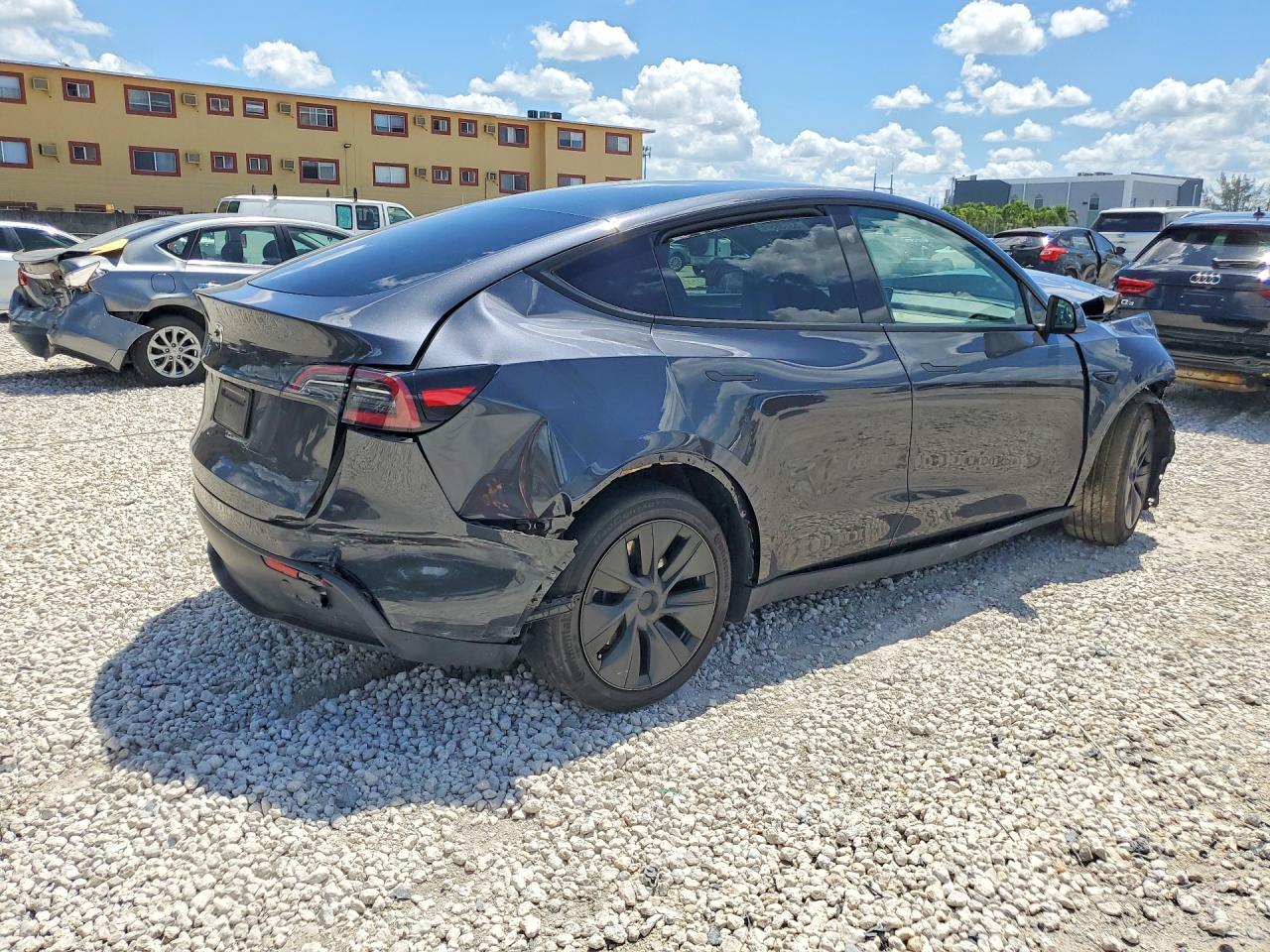 2025 Tesla Model Y - Image 3