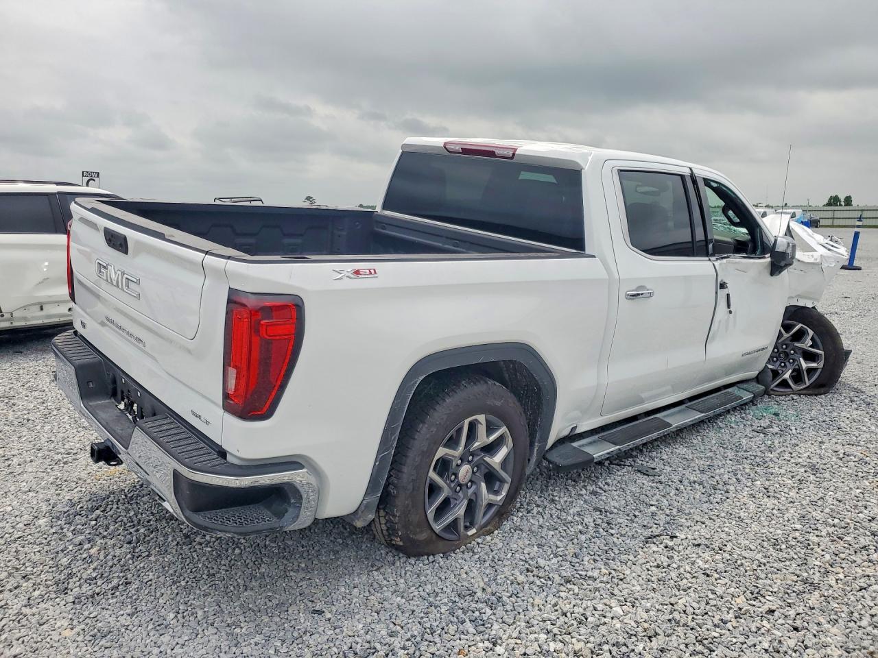 2026 GMC Sierra K1500 Slt - Image 3