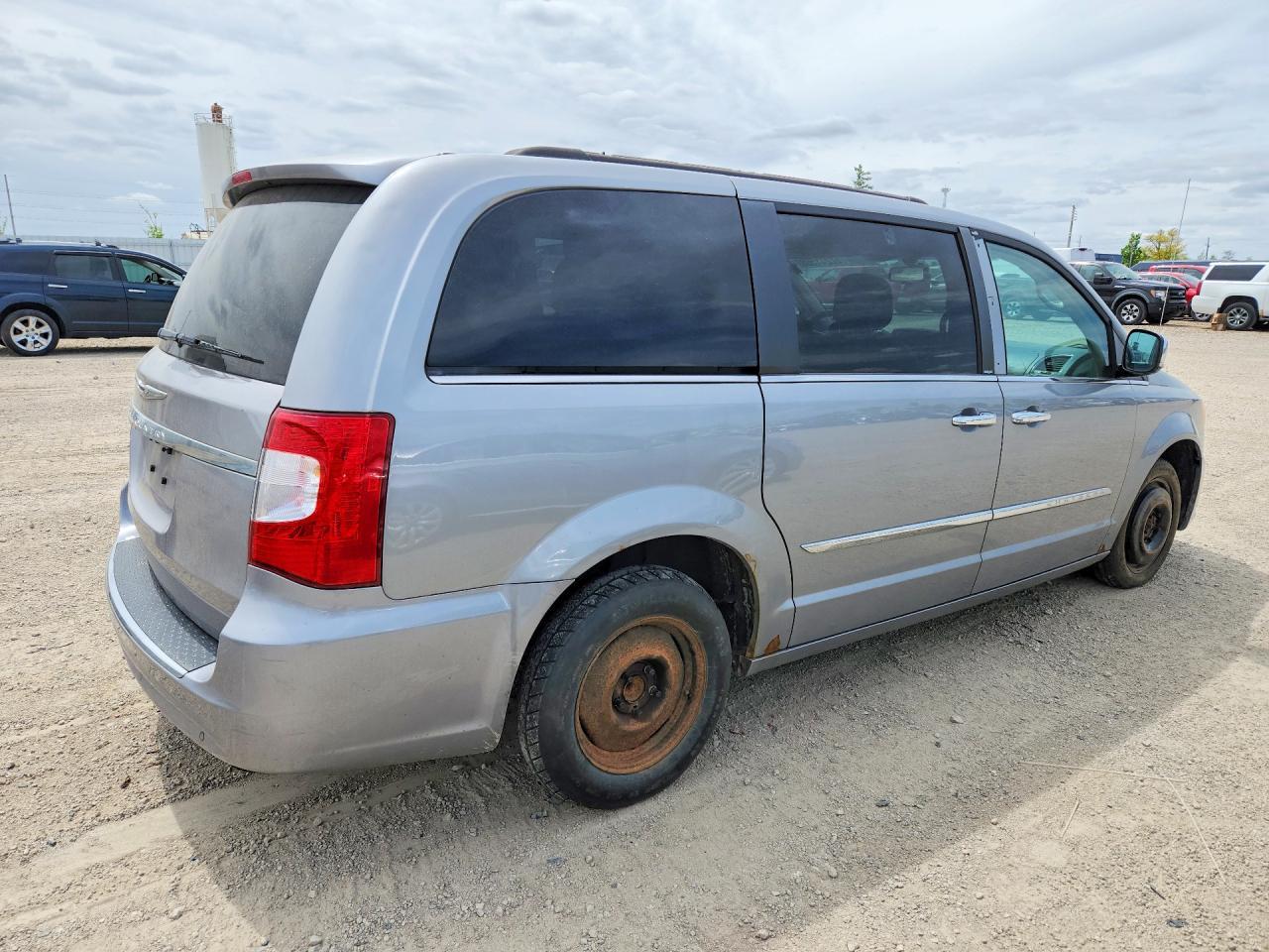 2013 Chrysler Town & Country Touring L - Image 3