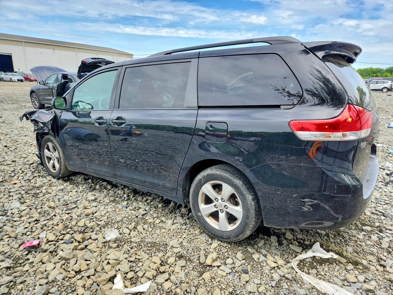 2014 Toyota Sienna Le - Image 2
