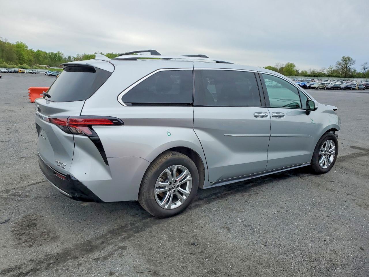 2022 Toyota Sienna - Image 3