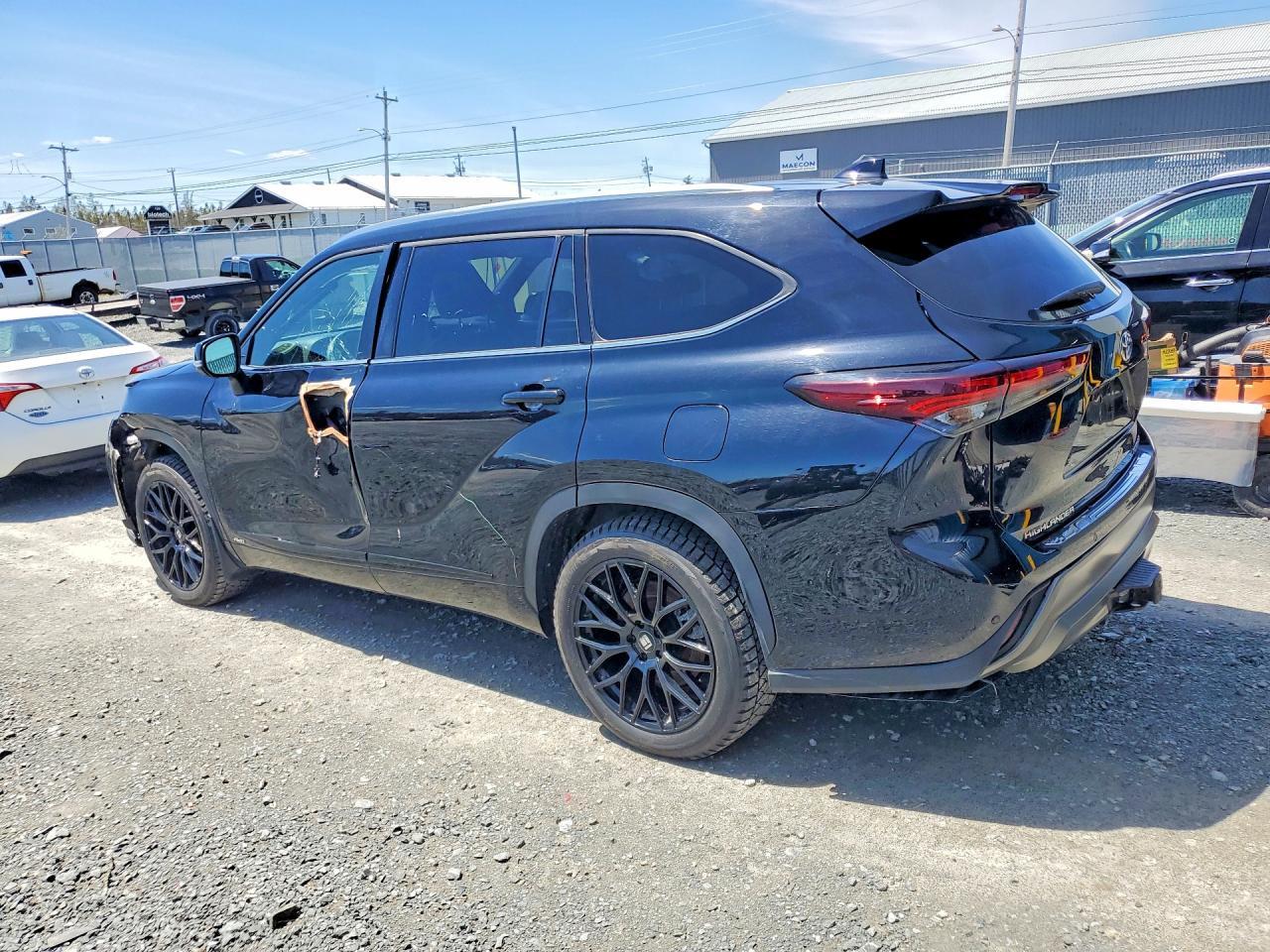 2024 Toyota Highlander Hybrid Platinum - Image 2