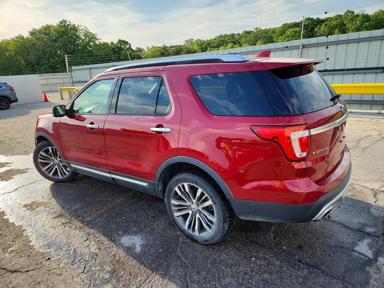 2016 Ford Explorer Platinum - Image 2