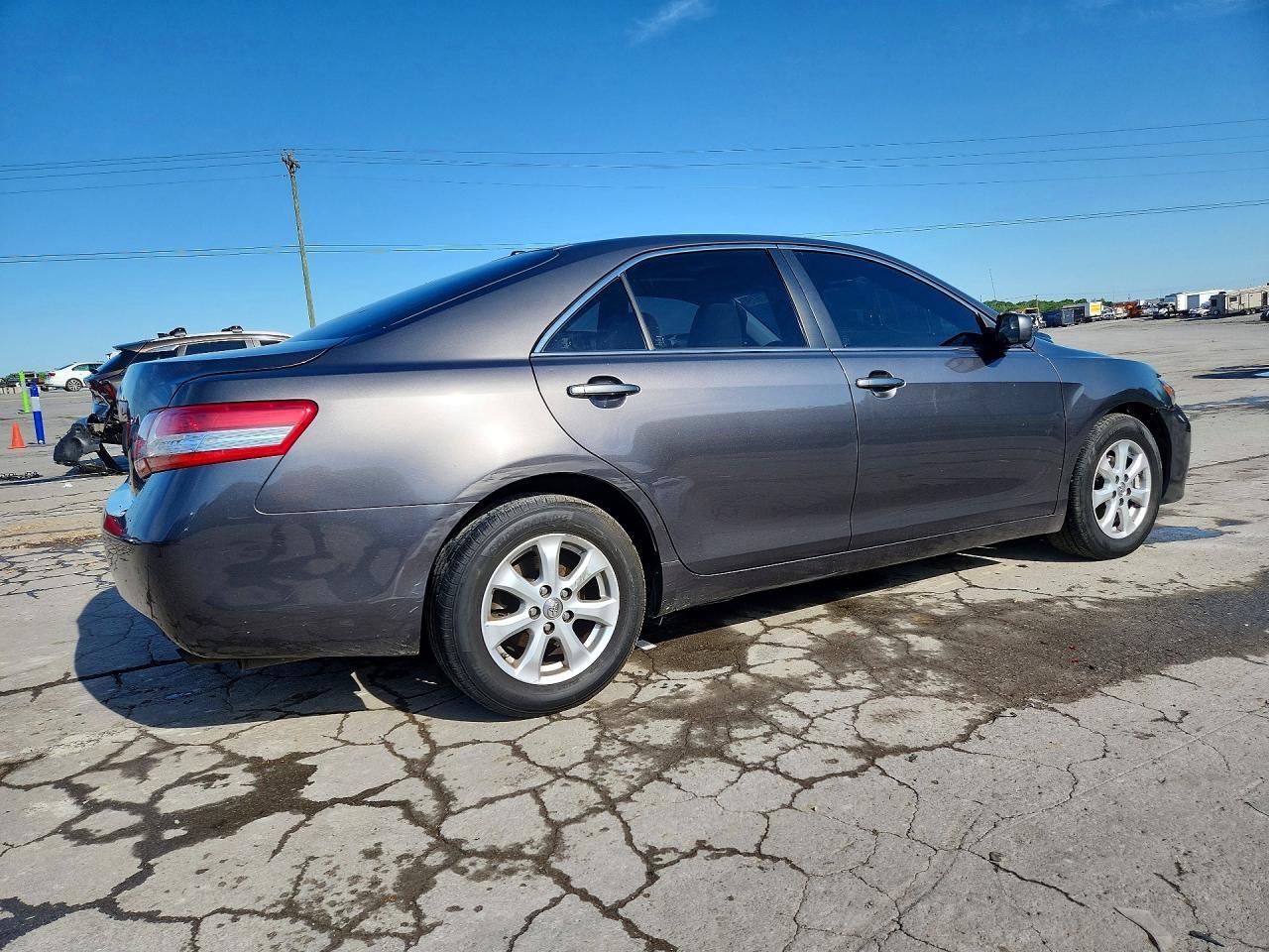2010 Toyota Camry Le - Фото 3