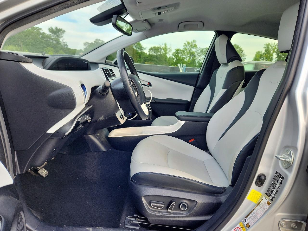 2017 Toyota Prius Four Touring - Image 7