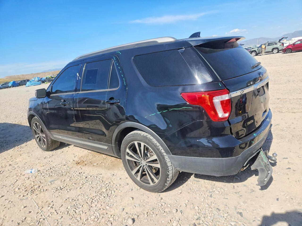 2016 Ford Explorer Xlt - Фото 2