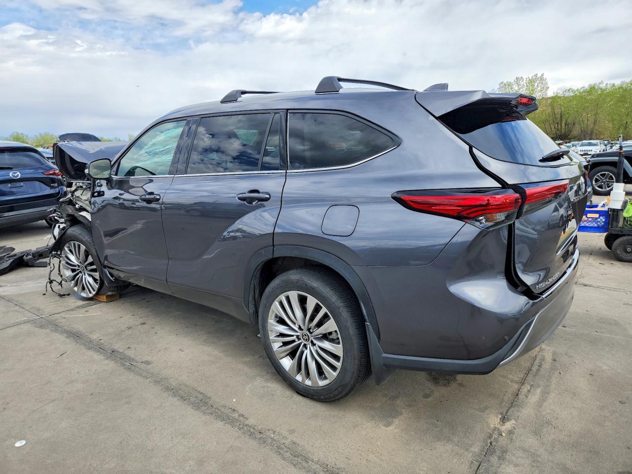 2023 Toyota Highlander Platinum - Image 2