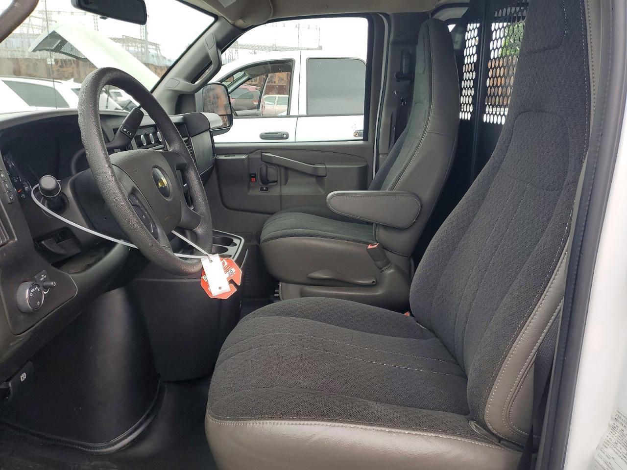 2024 Chevrolet Express G2500 - Cargo Van *** Clean Title * Prior Fleet *** - Фото 7
