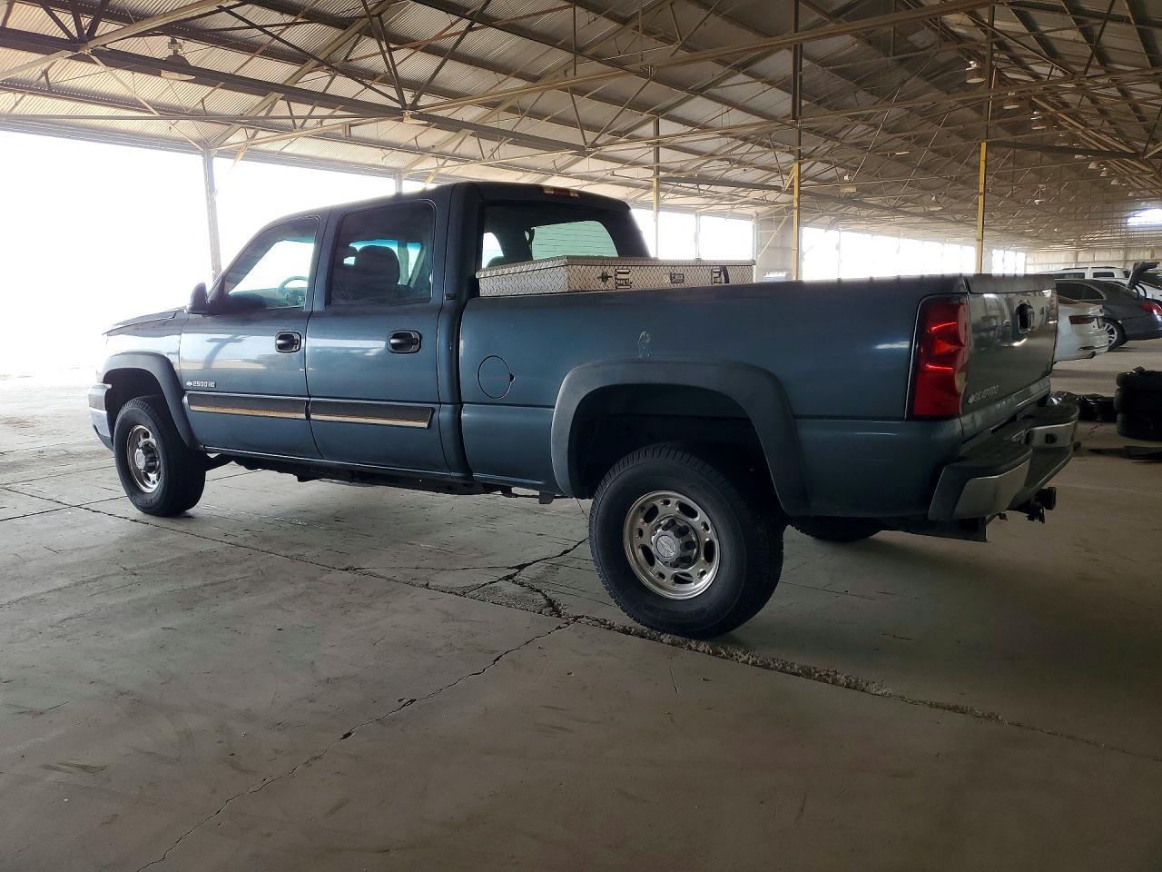 2006 Chevrolet Silverado C2500 Heavy Duty - Image 2