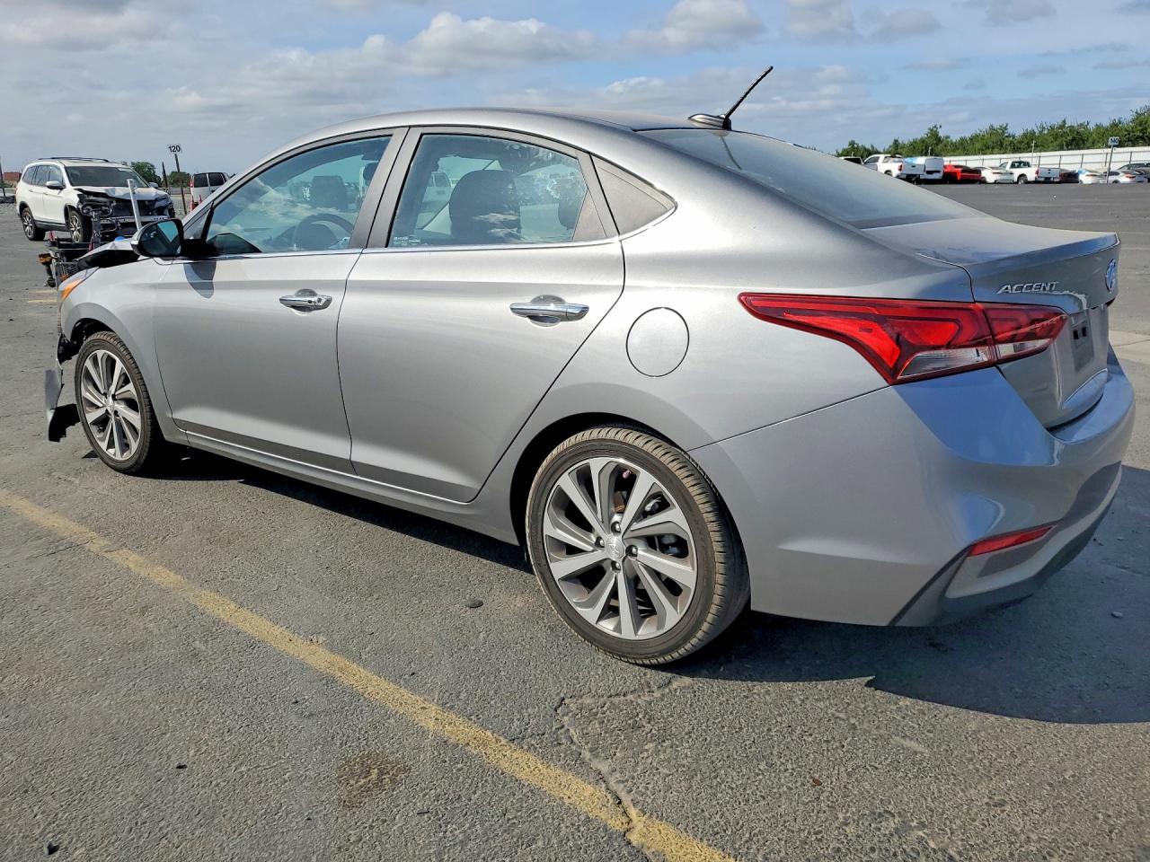2022 Hyundai Accent Limited - Фото 2